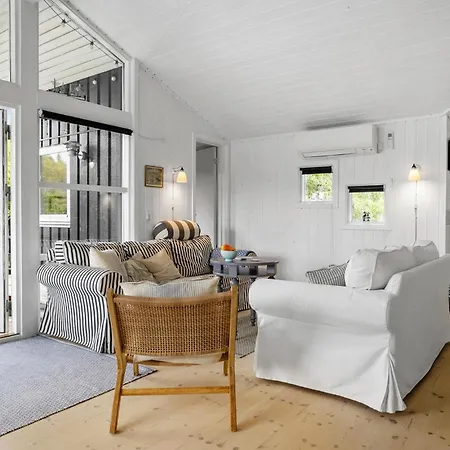 6 Bedroom Cozy In Оттеруп