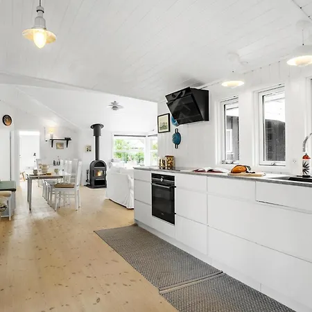 6 Bedroom Cozy In Casa de Férias
