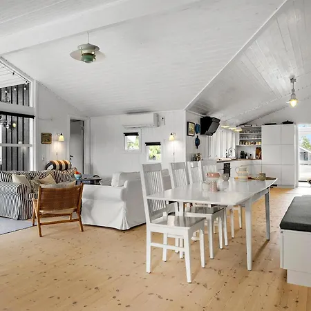 6 Bedroom Cozy In Otterup