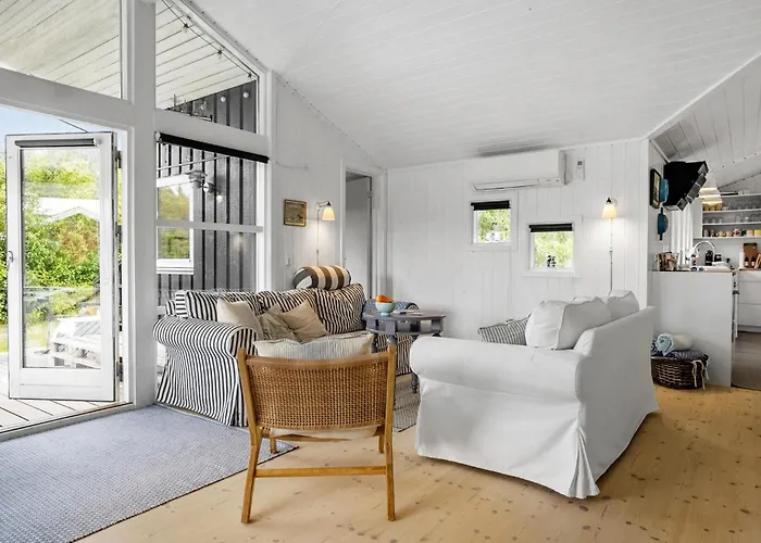 6 Bedroom Cozy In Otterup